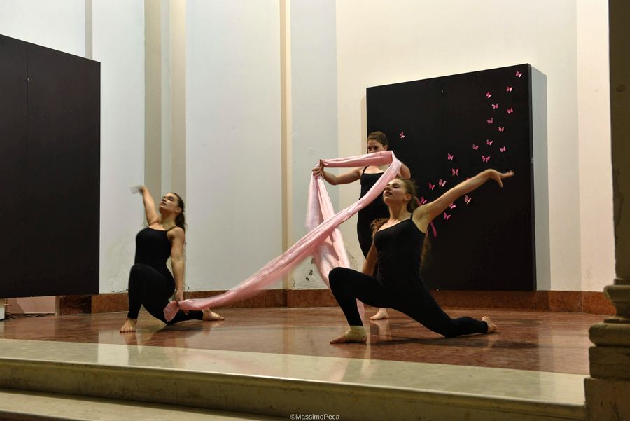 Due ginnaste danzano con un nastro rosa durante la serata Ottobre Rosa in Sala San Leonardo a Venezia