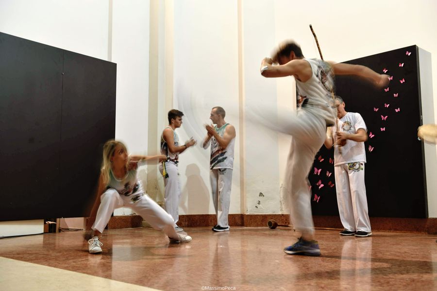 Gli allievi della Capoeira Topazio si esibiscono davanti al pubblico della mostra