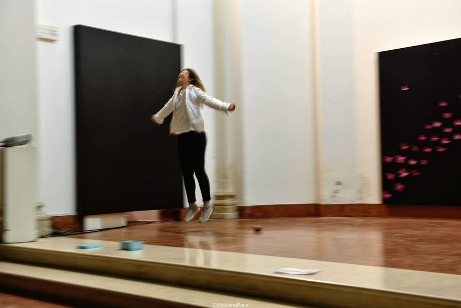 Una danzatrice interpreta un brano musicale sul palco della serata Ottobre Rosa