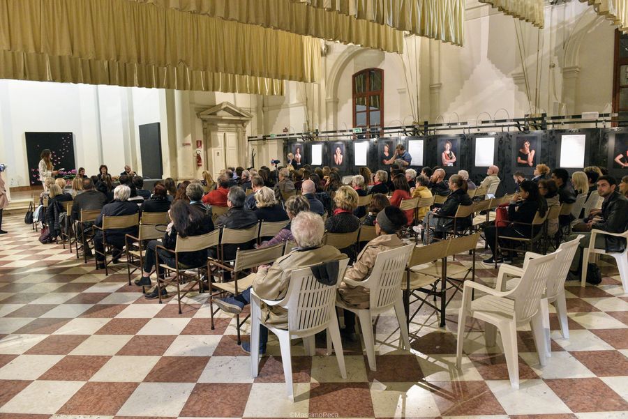 Il pubblico seduto in sala durante gli interventi della serata Ottobre Rosa