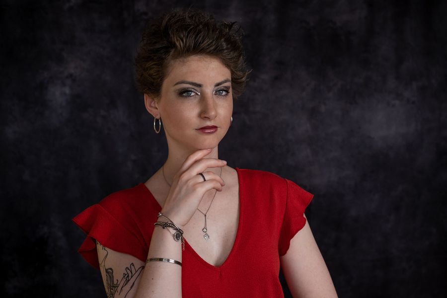 Ritratto in studio di una guerriera del progetto, con abito rosso