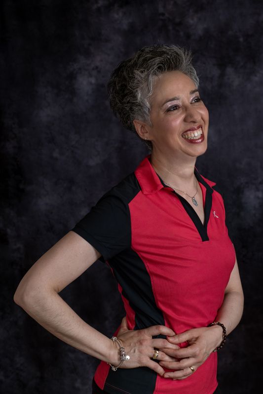 Ritratto in studio di una donna del progetto con maglia rosa