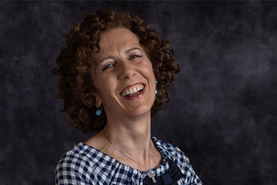 Ritratto in studio di una partecipante che sorride di gusto