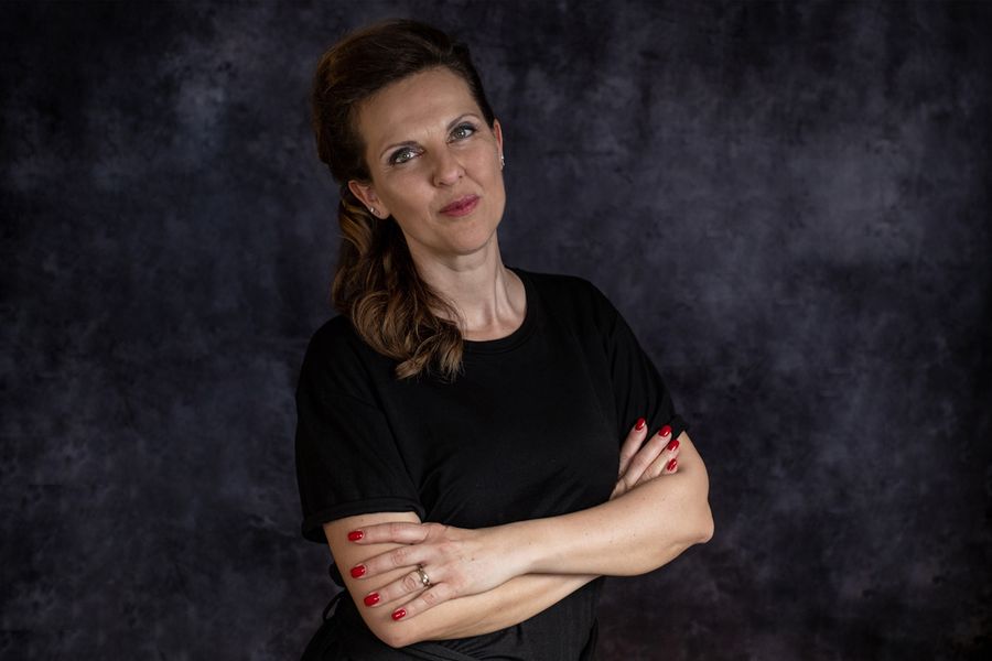 Ritratto in studio di una donna del progetto a braccia conserte