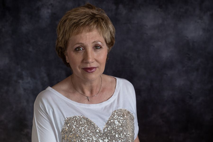 Ritratto in studio di una donna del progetto con maglia chiara