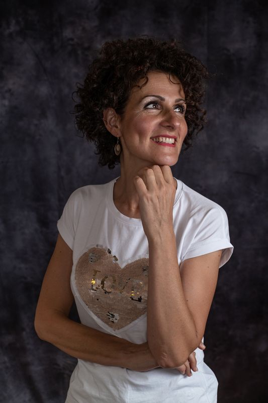 Ritratto in studio di una partecipante al progetto Ottobre Rosa