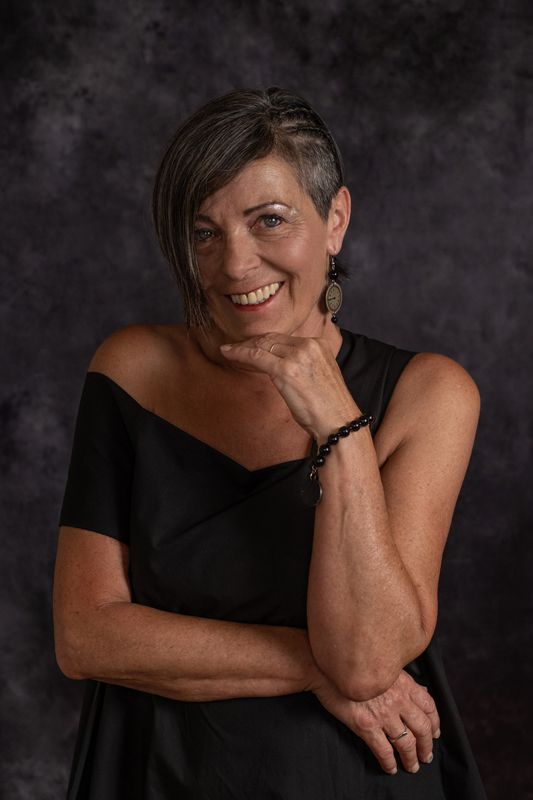 Ritratto in studio di una donna dell’associazione Amiche per la pelle