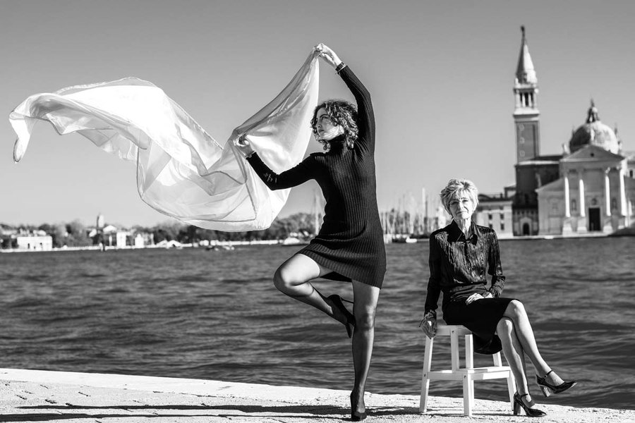 Copertina del calendario Rinascita 2021 con una donna e un telo bianco davanti a San Giorgio Maggiore
