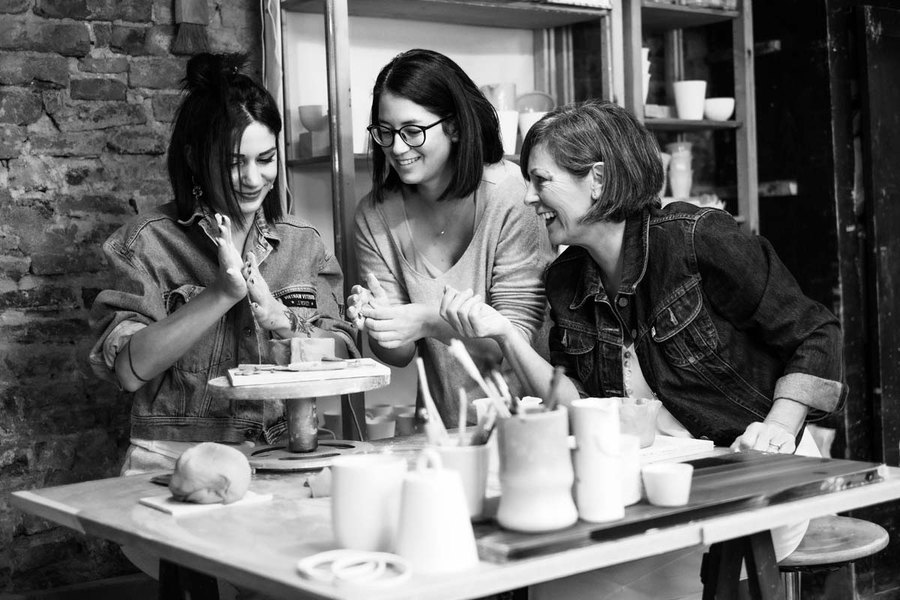 Le protagoniste del progetto lavorano la ceramica nel laboratorio di Laura Aletti