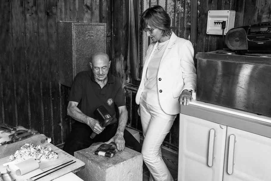 Una protagonista del mese di ottobre nel laboratorio del battiloro Mario Berta