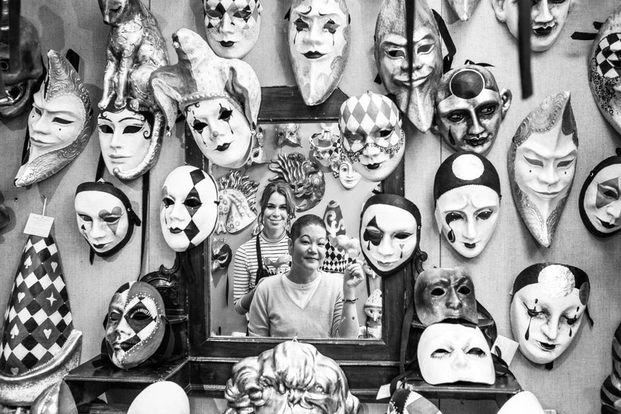 Donne del progetto Rinascita tra le maschere veneziane dell’atelier Alberto Sarria Masks