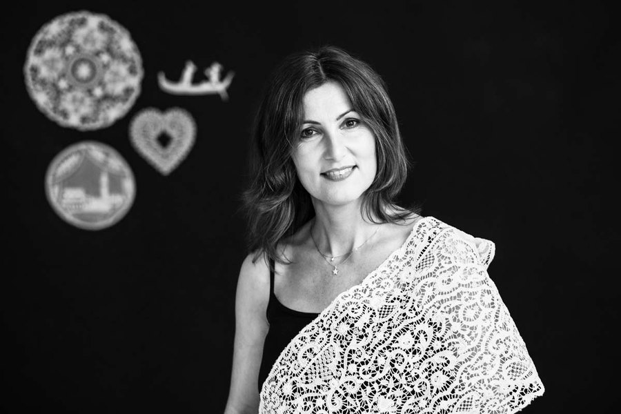 Ritratto della protagonista del mese di giugno davanti alle decorazioni dell’atelier