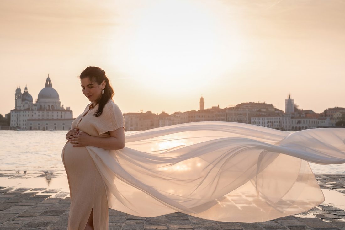 Servizio fotografico di gravidanza in esterna a Venezia