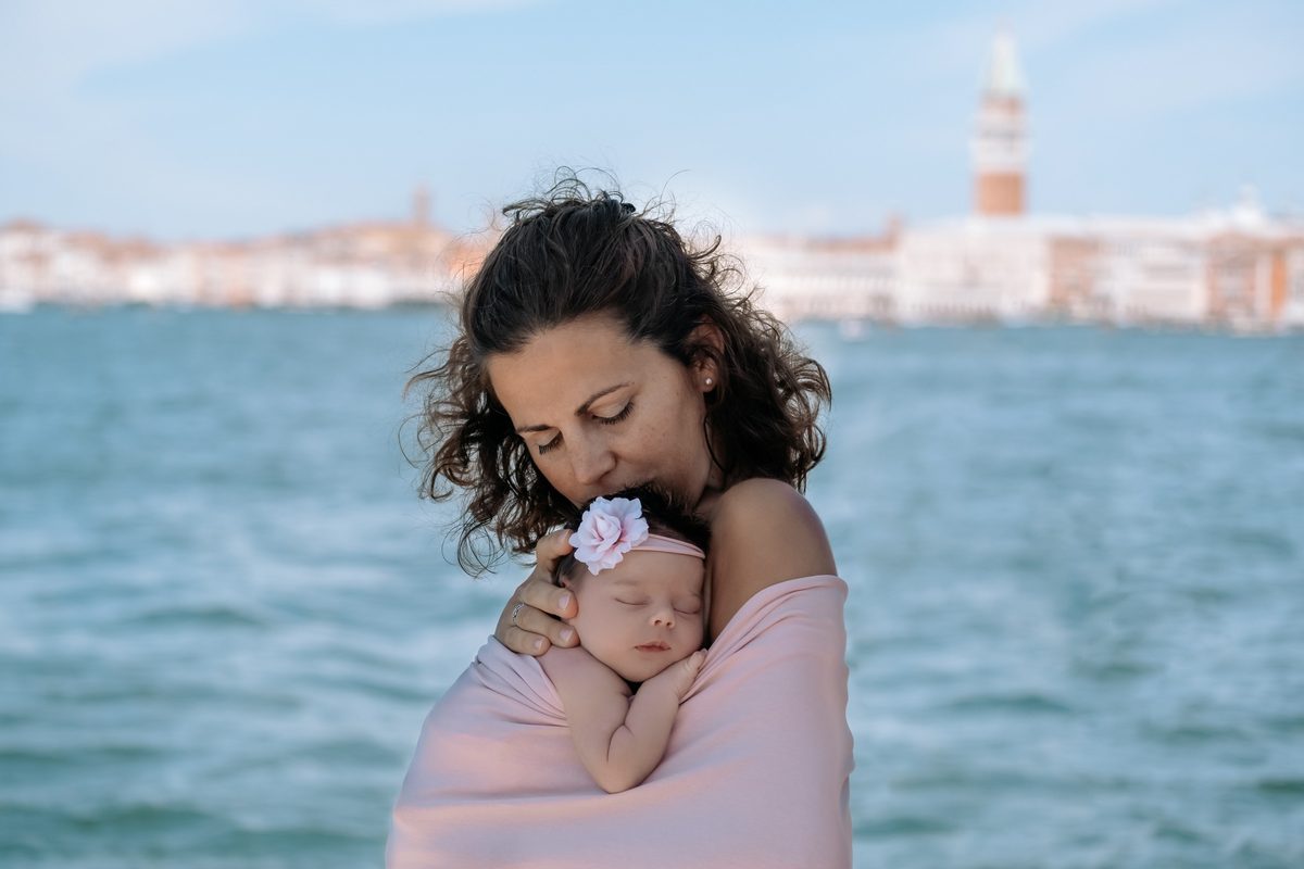 Servizio fotografico neonati newborn a Venezia in esterna